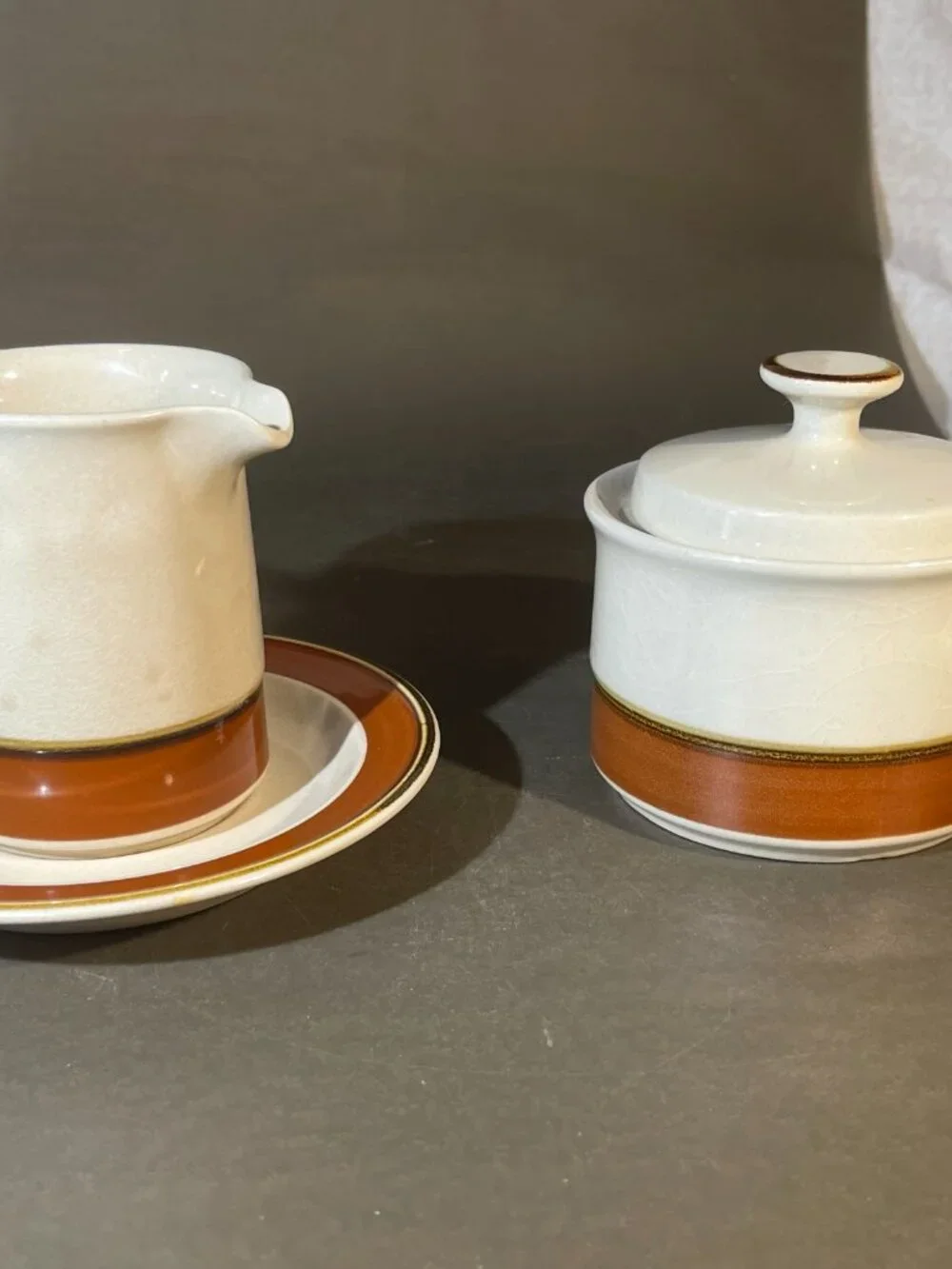 Bandolero Sienna Sugar Bowl w/ Lid Creamer and 2 Saucers (inv#1981)